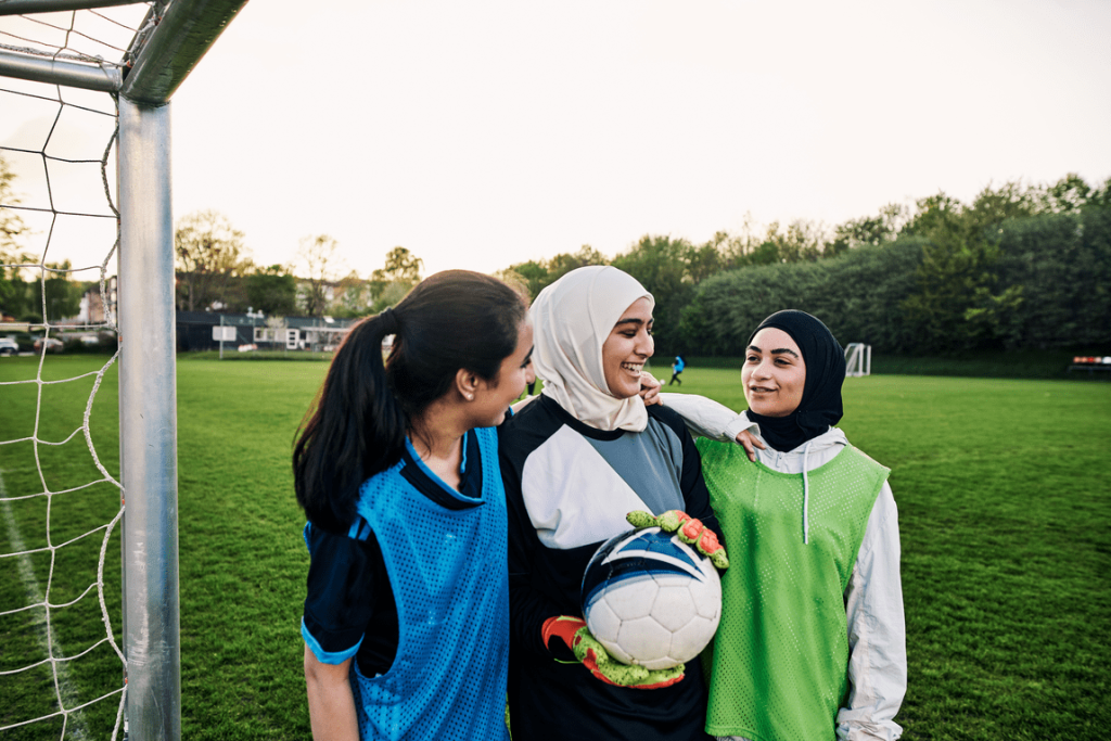 Meisjes voetballen op een veldje
